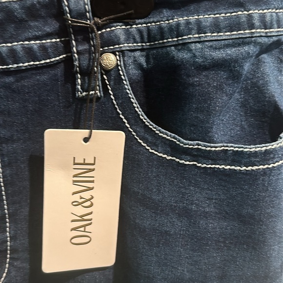 NWT Oak & Vine Denim Capris with jeweled back pockets, comfort fit and stretch. - Picture 4 of 11